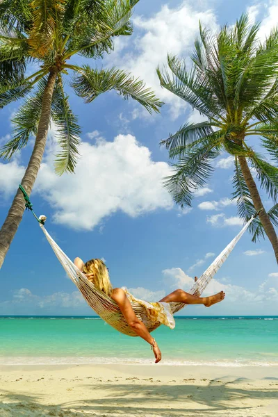 Mujer relajándose en una hamaca en el resort de playa tropical — Foto de Stock