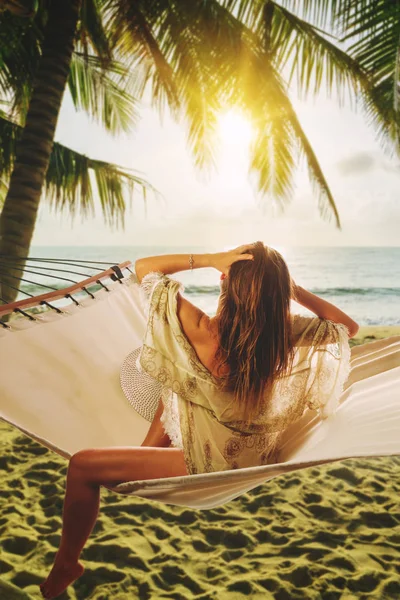 Donna su un'amaca che si rilassa in spiaggia — Foto Stock