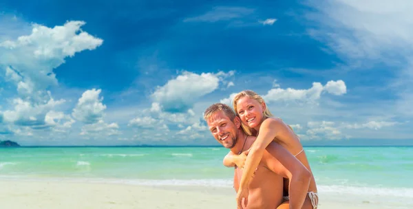 Hombre feliz en el amor dando paseo a cuestas a la mujer sonriente en el —  Fotos de Stock