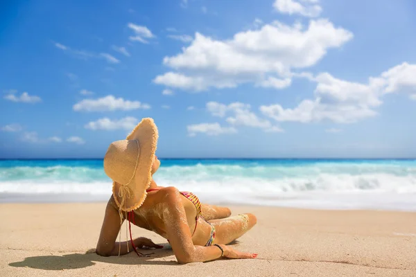 希腊海滩上的女人 suntanning — 图库照片