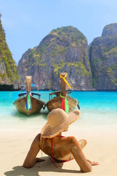 Giovane donna seduta sulla spiaggia di Maya Bay su Phi Phi Leh Isla — Foto Stock