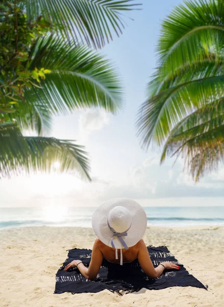 Carina donna rilassante sulla spiaggia tropicale. Vacanza in Paradiso . — Foto Stock