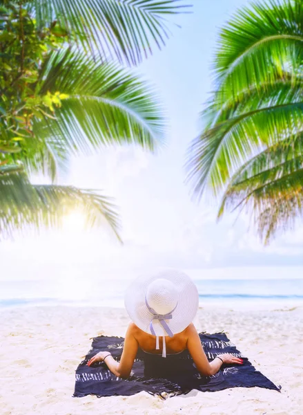 Vacaciones en la playa libertad vacaciones de verano. Mujer en sombrero de sol —  Fotos de Stock