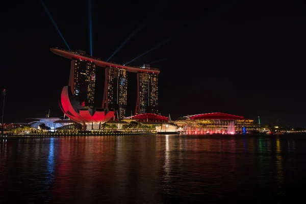 Noční krajinou na Marina Bay v Singapuru písek Singapur — Stock fotografie