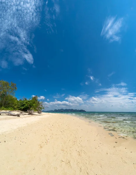 Vista di bella spiaggia tropicale con palme intorno. Vacanze e vacanze — Foto Stock