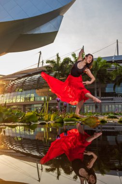 Şehirde bale zarif bale dansçısı kadın