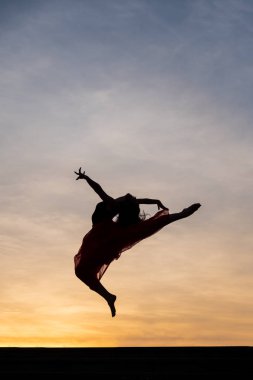 Zarif bale dansçısı kadın bale Singapur şehir güneş doğarken