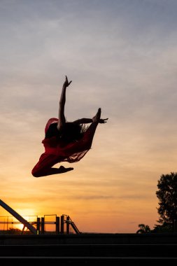 Zarif bale dansçısı kadın bale Singapur şehir güneş doğarken