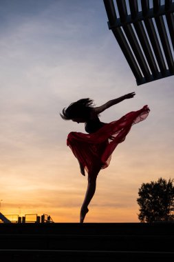 Şehirde bale zarif bale dansçısı kadın