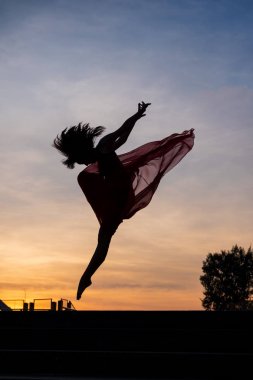 Şehirde bale zarif bale dansçısı kadın