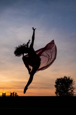 Şehirde bale zarif bale dansçısı kadın