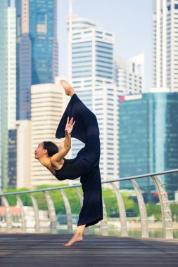 Şehirde bale zarif bale dansçısı kadın