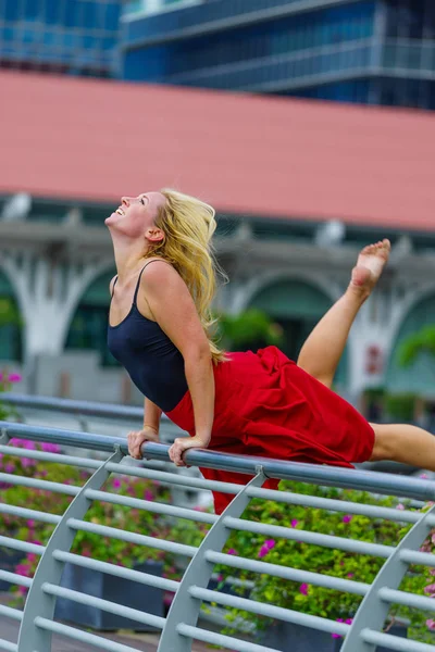 Singapur şehir bale zarif bale dansçısı kadın