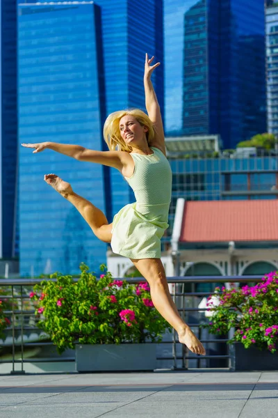 Elegante Balletttänzerin Beim Ballett Der Stadt Singapore — Stockfoto