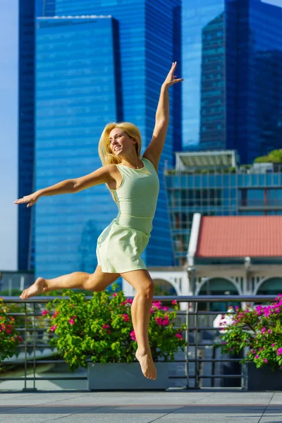 Singapur şehir bale zarif bale dansçısı kadın