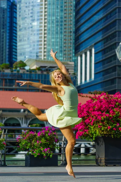 Eleganta Balett Dansare Kvinna Dansar Balett Den Staden Singapore — Stockfoto