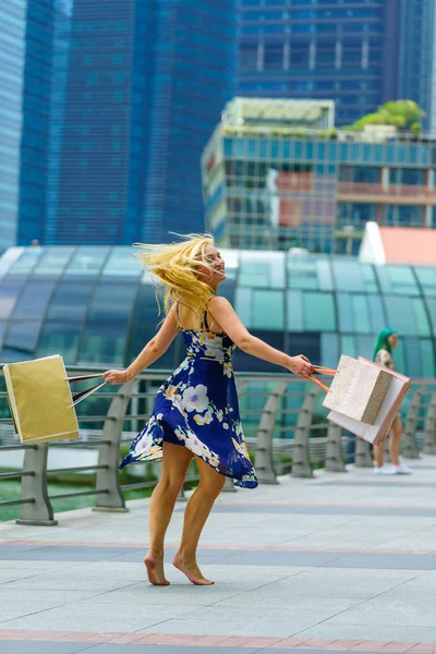 Comprador Feliz Com Sacos Compras Baía Marina Singapore — Fotografia de Stock