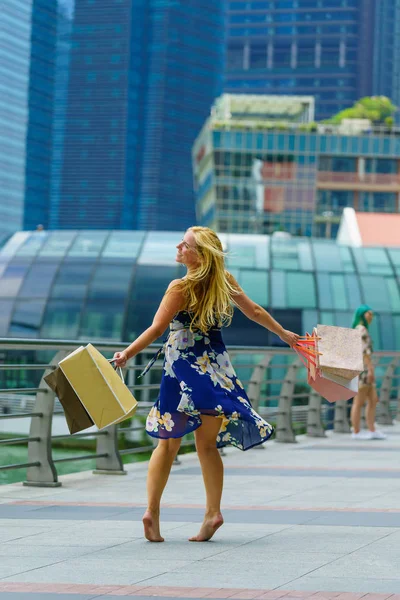 Glücklicher Shopper Mit Einkaufstaschen Der Marina Bay Singapore — Stockfoto