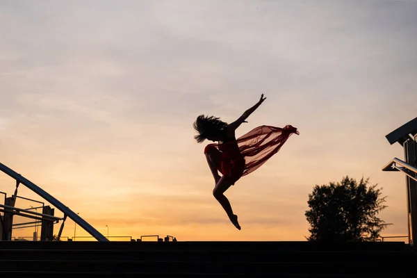 市内でバレエを踊るエレガントなバレエ ダンサー女性 — ストック写真