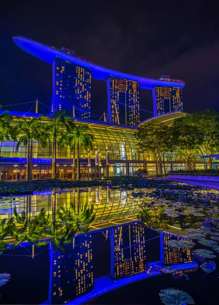 Marina Bay Sands at night the largest hotel in Asia. — Stock Photo, Image