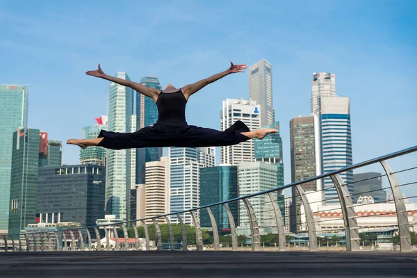 Elegante bailarina de ballet mujer bailando ballet en la ciudad —  Fotos de Stock