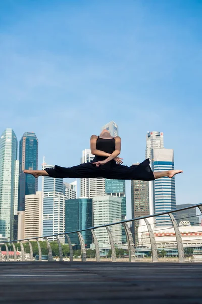 市内でバレエを踊るエレガントなバレエ ダンサー女性 — ストック写真