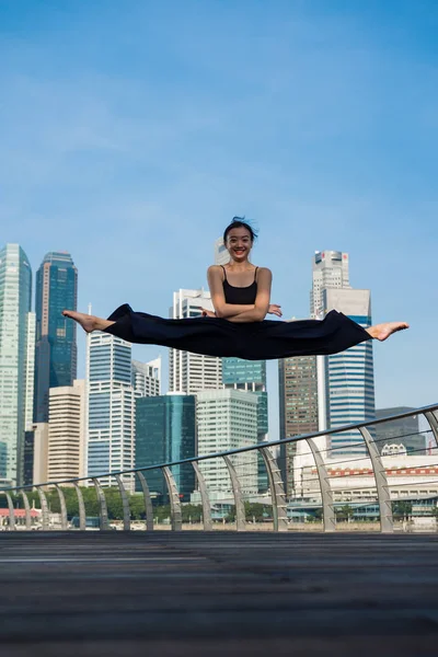 Şehirde bale zarif bale dansçısı kadın