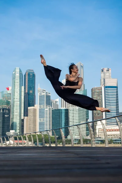 Elegante Balletttänzerin, die in der Stadt Ballett tanzt — Stockfoto