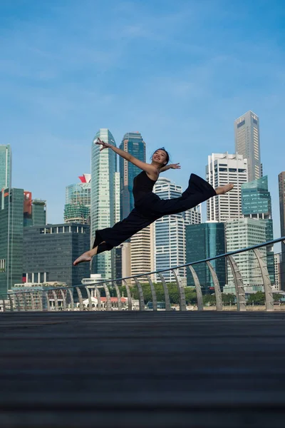 市内でバレエを踊るエレガントなバレエ ダンサー女性 — ストック写真