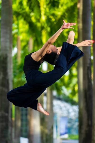 Elegante ballerina ballerina donna che balla balletto in città — Foto Stock