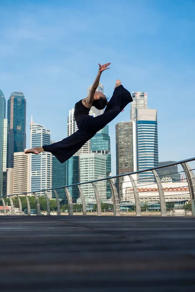 Elegante Balletttänzerin, die in der Stadt Ballett tanzt — Stockfoto