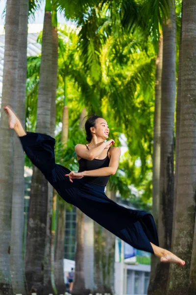 Elegante ballet danser vrouw dansen van ballet in de stad — Stockfoto