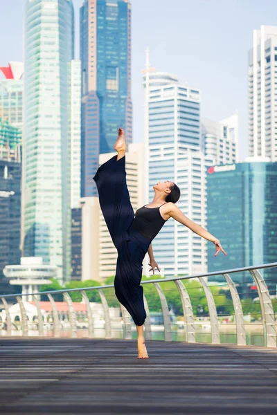 Elegante Balletttänzerin, die in der Stadt Ballett tanzt — Stockfoto