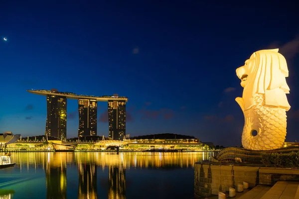 Сінгапурський парк Мерліон в центрі ділового району Сінгапуру — стокове фото