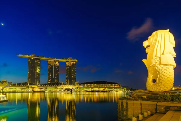 Singapur Merlion Park w centrum Singapuru dzielnica biznesowa — Zdjęcie stockowe