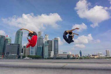 Şehirde bale bale dansçısı kadın