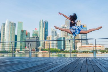 Şehirde bale bale dansçısı kadın