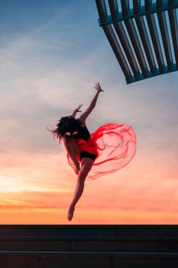 Şehirde bale bale dansçısı kadın