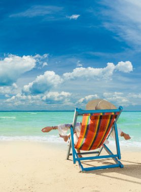 Lefkada Adası, vahşi sahilde kadınla