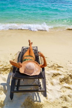 Tropikal plaj yaz yalancı bir şezlong üzerinde aşağı güneşlenme kadın tatil seyahat