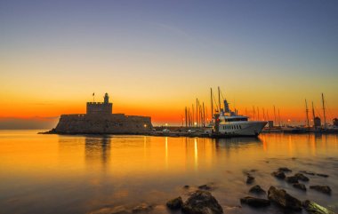 Rodos Yunanistan 'ın Mandraki limanındaki Agios Nikolaos Kalesi