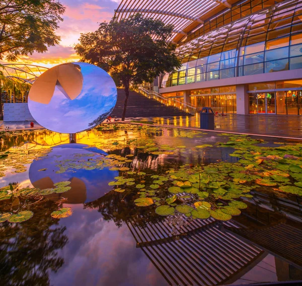 Salida del sol en el Museo de Arte y Escena de la ciudad de Singapur — Foto de Stock
