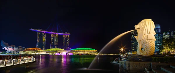 Spectra fény és víz megjelenítése Marina Bay homokos Casino Hotel utcán — Stock Fotó