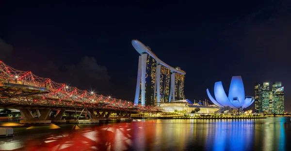 Helix Bridge şehir merkezindeki Singapur