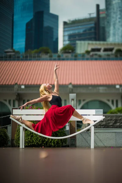 市内でバレエを踊るバレエ ダンサー女性 — ストック写真