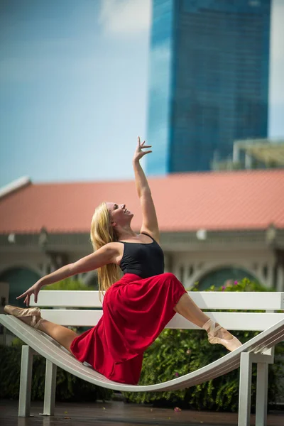 市内でバレエを踊るバレエ ダンサー女性 — ストック写真