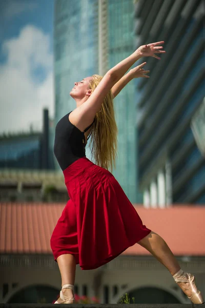 Şehirde bale bale dansçısı kadın — Stok fotoğraf