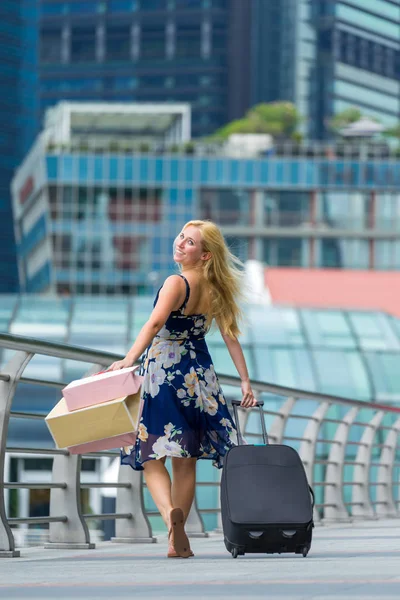 Krásná žena nosit své tašky do města — Stock fotografie