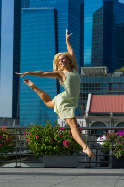 Balletttänzerin Frau tanzt Ballett in der Stadt — Stockfoto