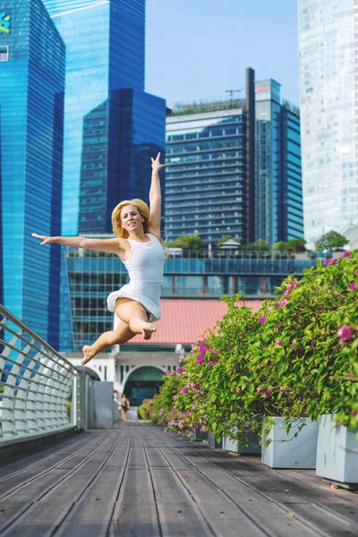 Ballet dancer woman dancing ballet in the city — Stock Photo, Image
